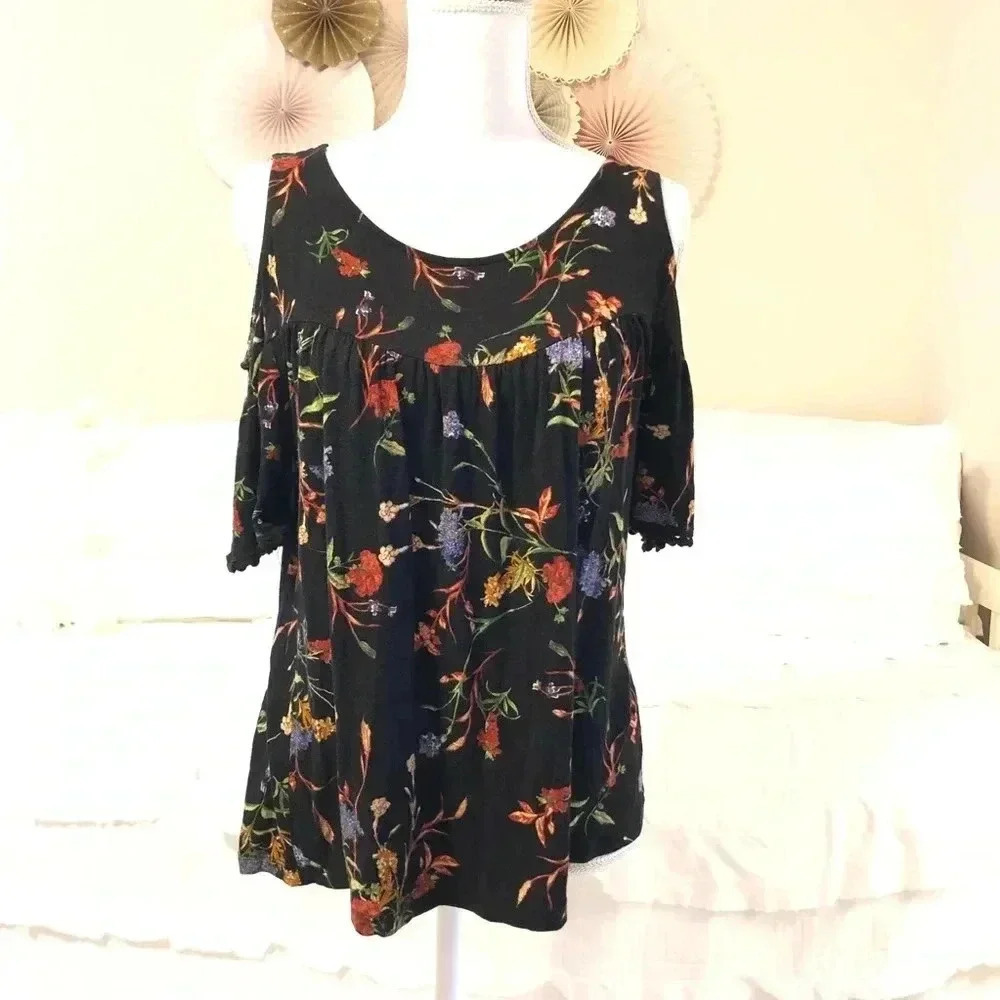 Gypsies & Moondust Cold Shoulder Top